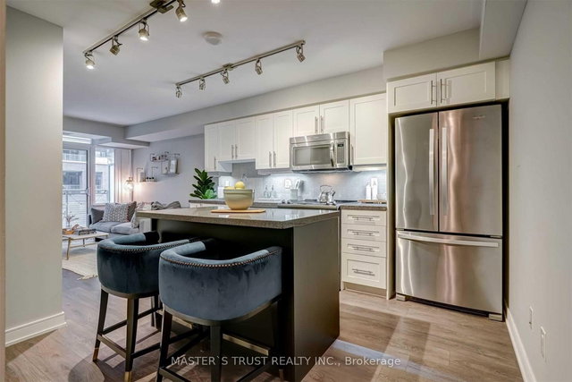 731 - 525 Adelaide Street W