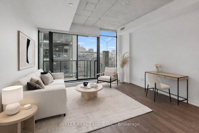 735 - 461 Adelaide Street W