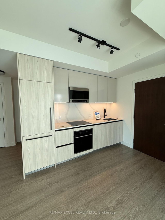 711 - 425 FRONT Street E