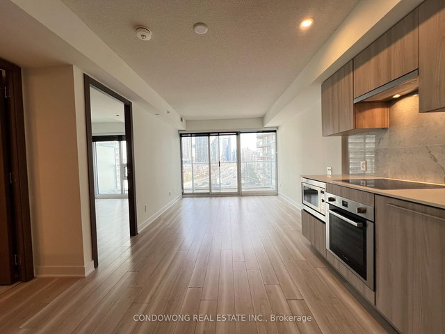 911 - 17 Bathurst Street