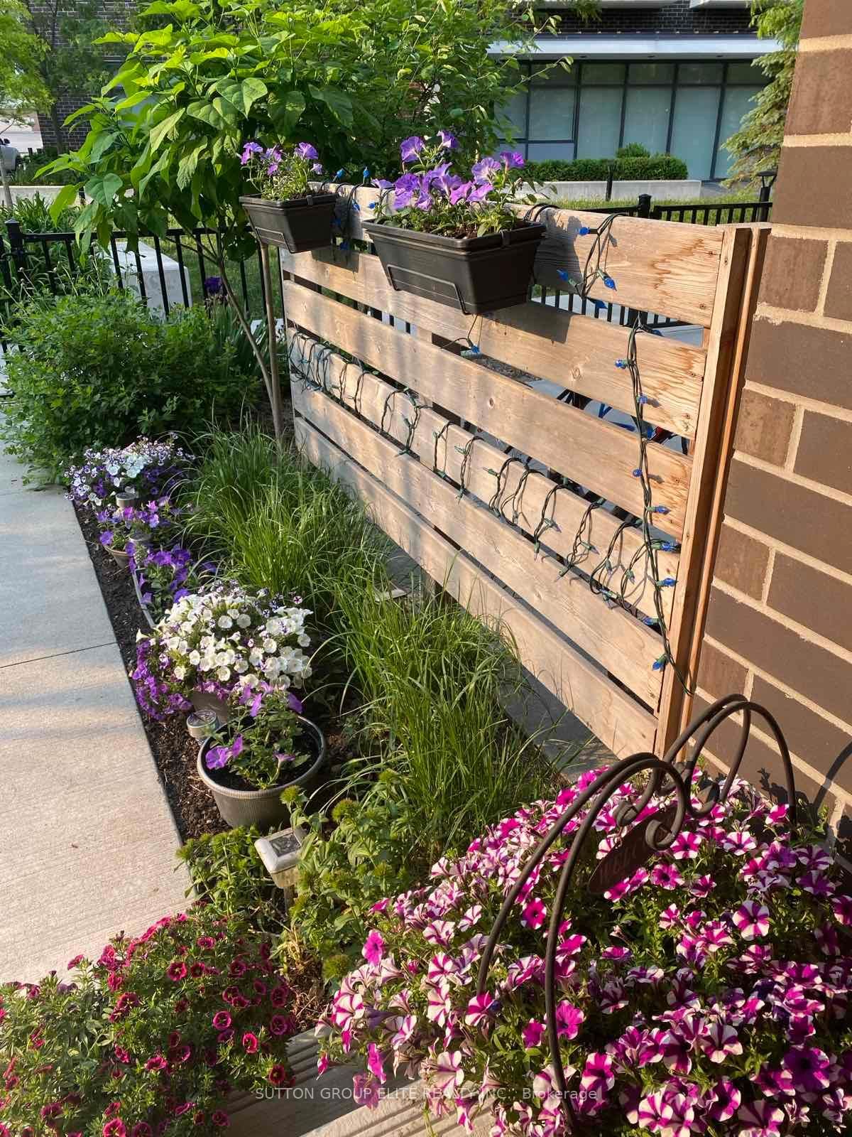 Townhouse for sale at 106-128 Fairview Mall Drive, Toronto, Ontario, M2J 0E8 - Don Valley Village - MLS: C12840506