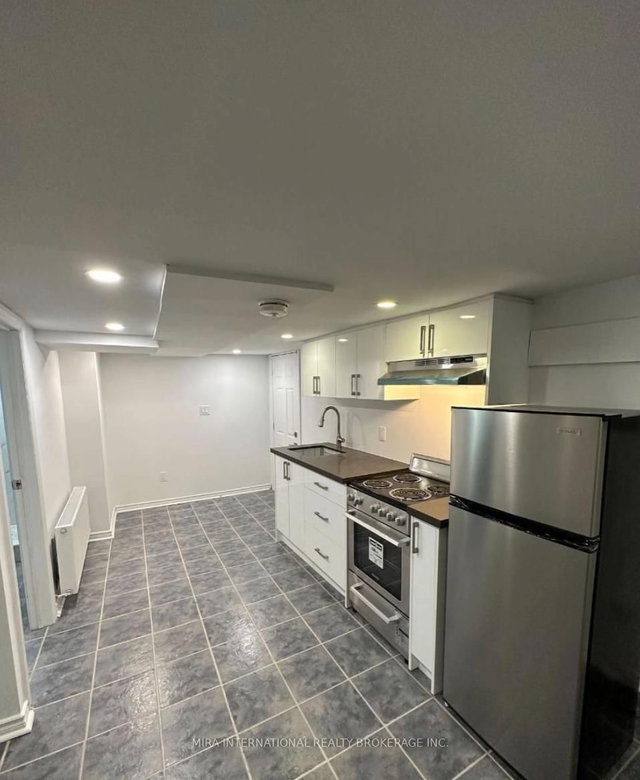 B1 - 414 Dundas Street E