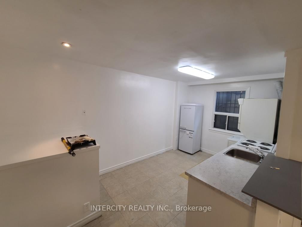 852-854 Eglinton Avenue W - Photo 14