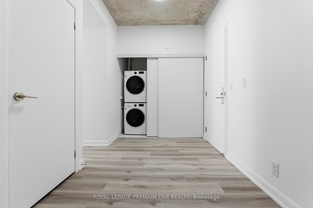 902 - 478 King Street W