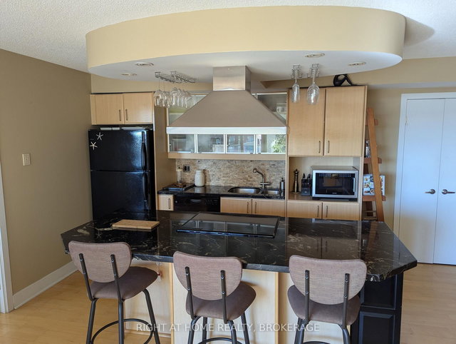 608 - 550 Queens Quay W