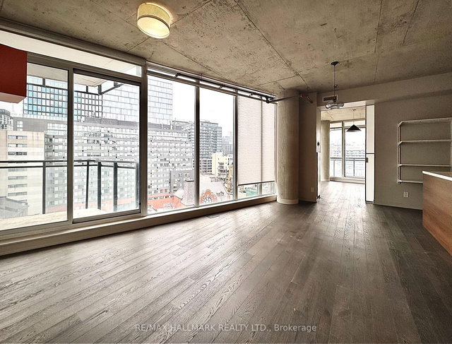 914 - 318 King Street E