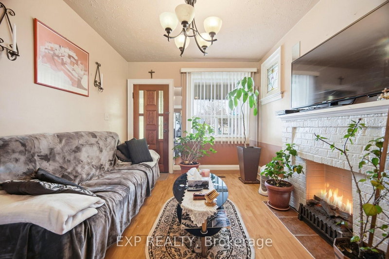 105 Rogers Rd, Toronto, M6E 1P4 | Image 3