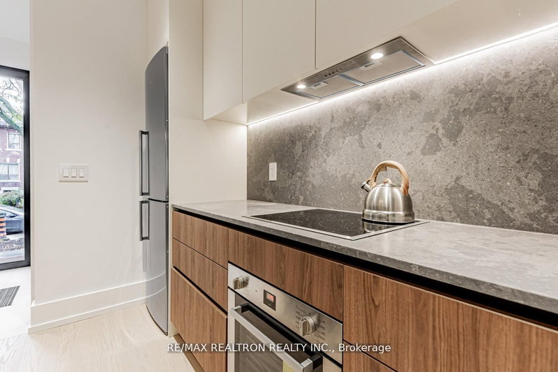 673 Crawford St, Toronto, M6G 3K1 | Image 3