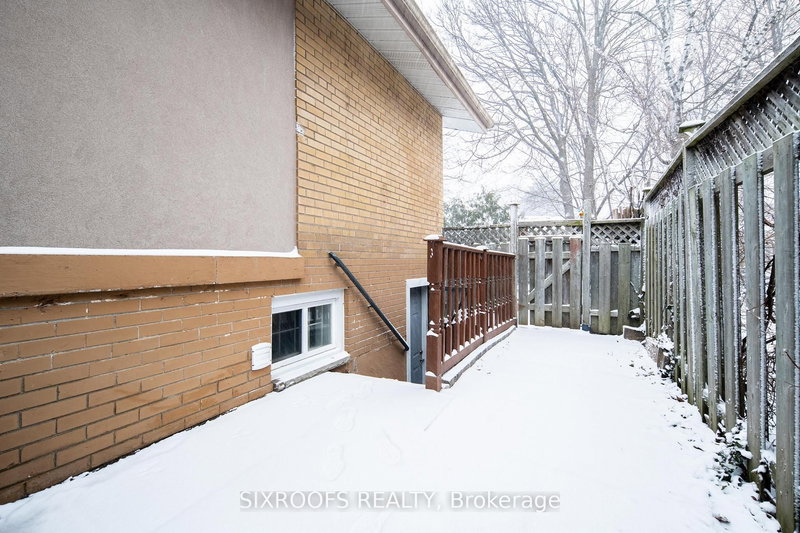 Lower - 332 Homewood Ave, Toronto, M2R 2N8 | Image 2