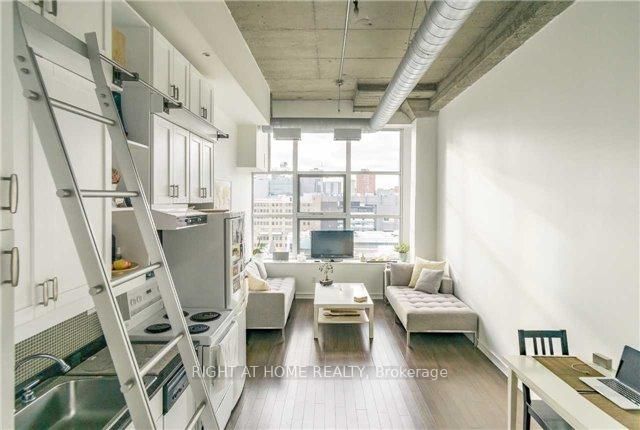 home for lease on 906-155 Dalhousie Street