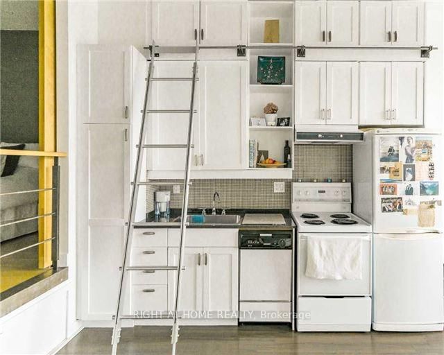 906 - 155 Dalhousie Street