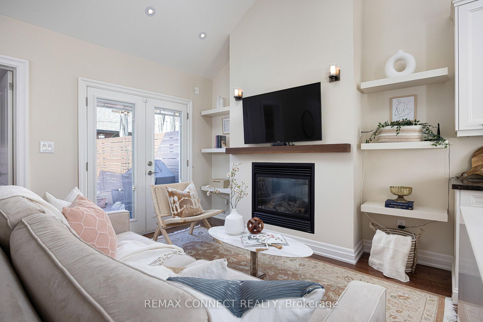 Townhouse sold at 122 Robinson Street, Toronto, Ontario, M6J 1M2 - Trinity-Bellwoods - MLS: C12866606