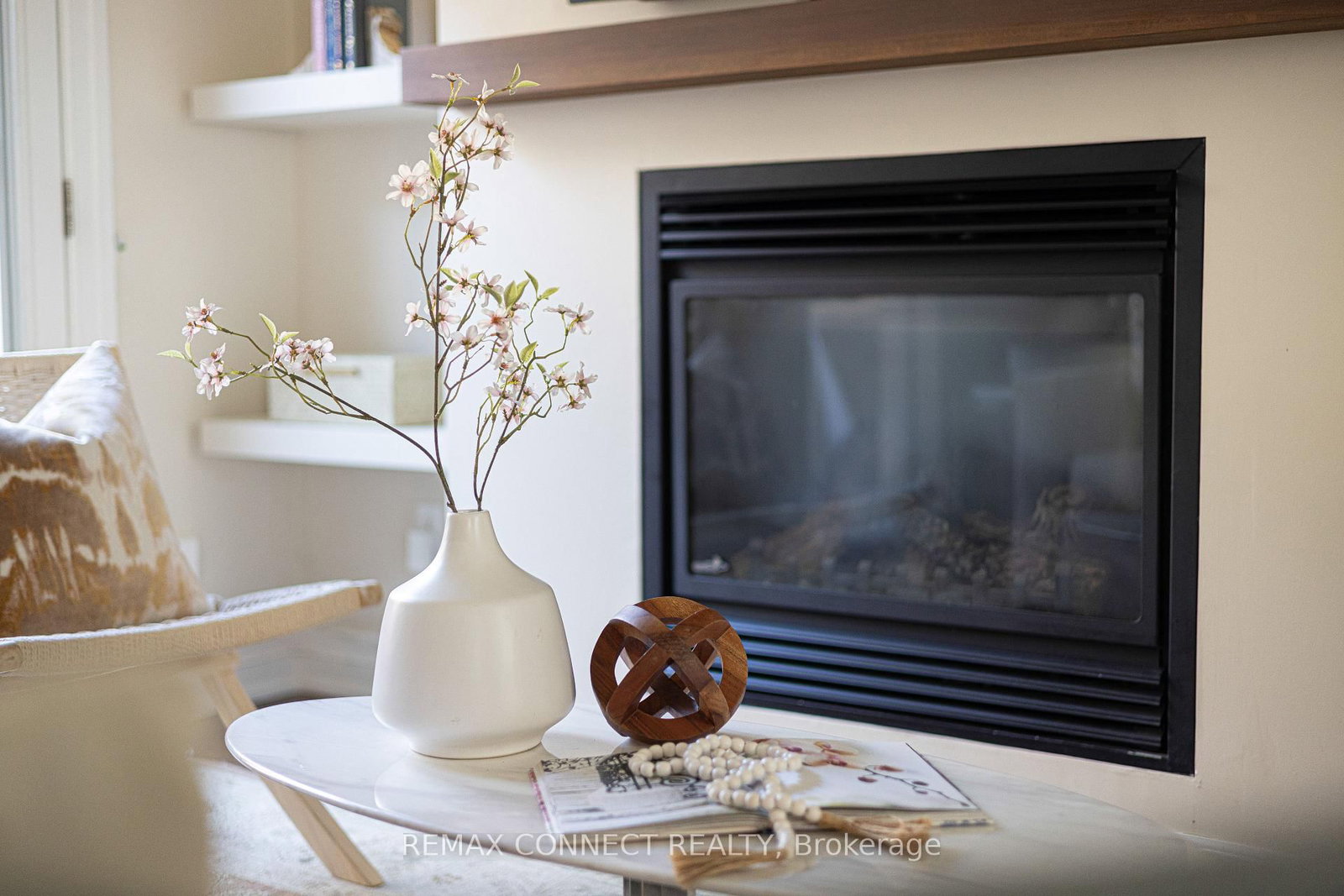 Townhouse sold at 122 Robinson Street, Toronto, Ontario, M6J 1M2 - Trinity-Bellwoods - MLS: C12866606