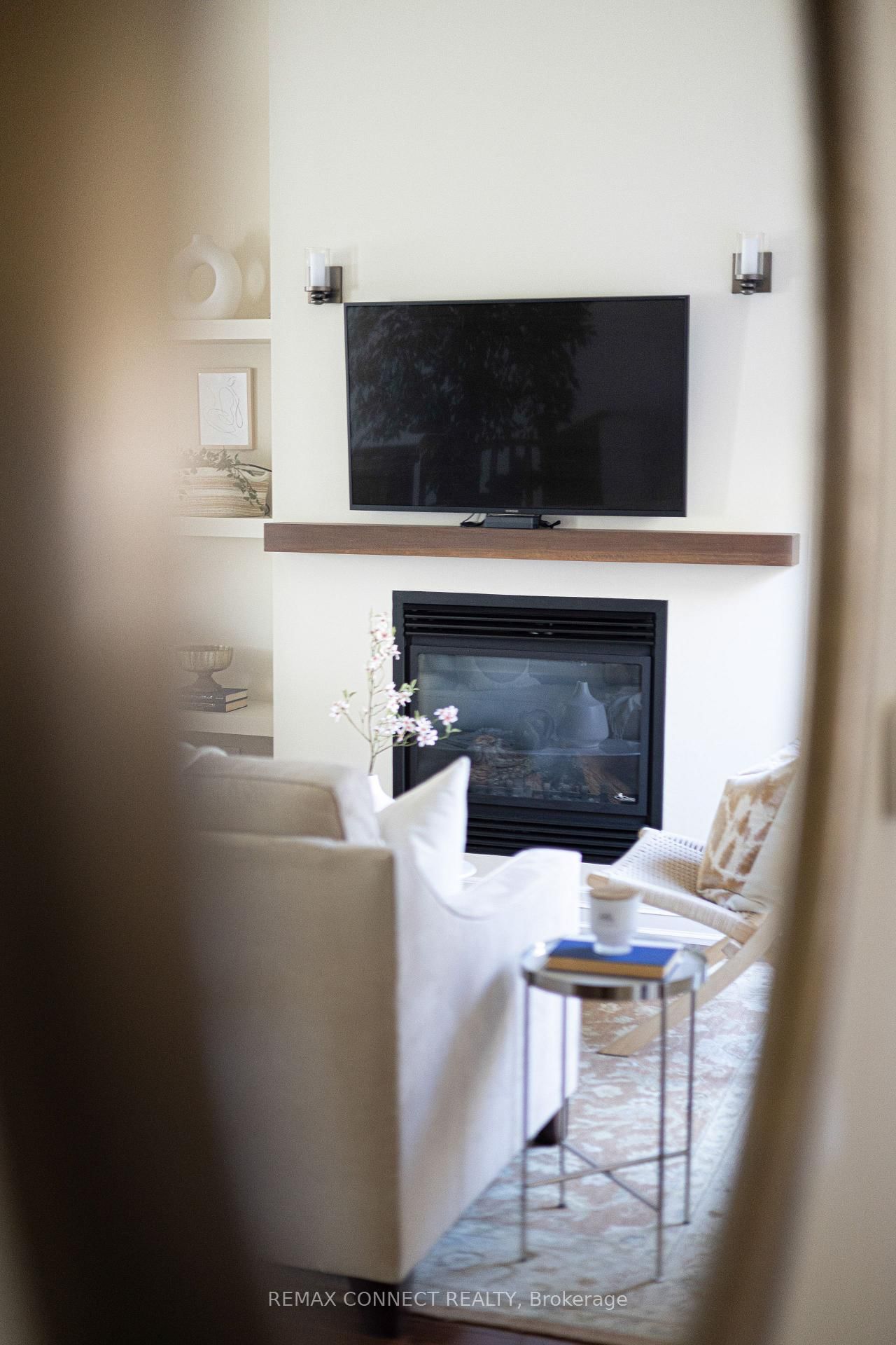 Townhouse sold at 122 Robinson Street, Toronto, Ontario, M6J 1M2 - Trinity-Bellwoods - MLS: C12866606