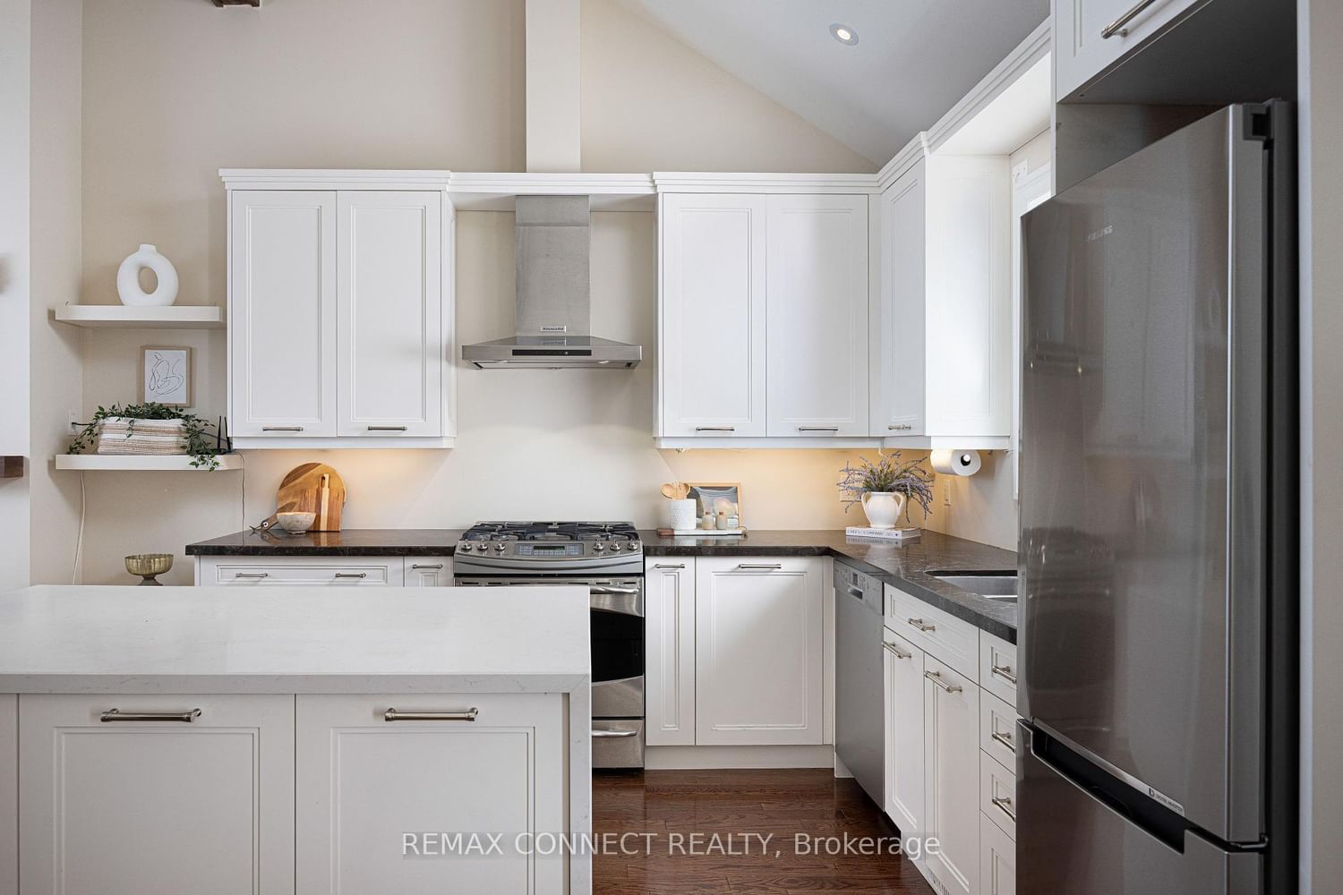 Townhouse sold at 122 Robinson Street, Toronto, Ontario, M6J 1M2 - Trinity-Bellwoods - MLS: C12866606