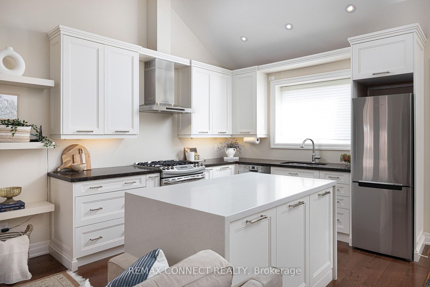 Townhouse sold at 122 Robinson Street, Toronto, Ontario, M6J 1M2 - Trinity-Bellwoods - MLS: C12866606