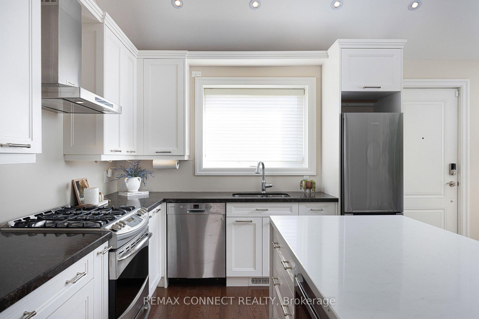 Townhouse sold at 122 Robinson Street, Toronto, Ontario, M6J 1M2 - Trinity-Bellwoods - MLS: C12866606