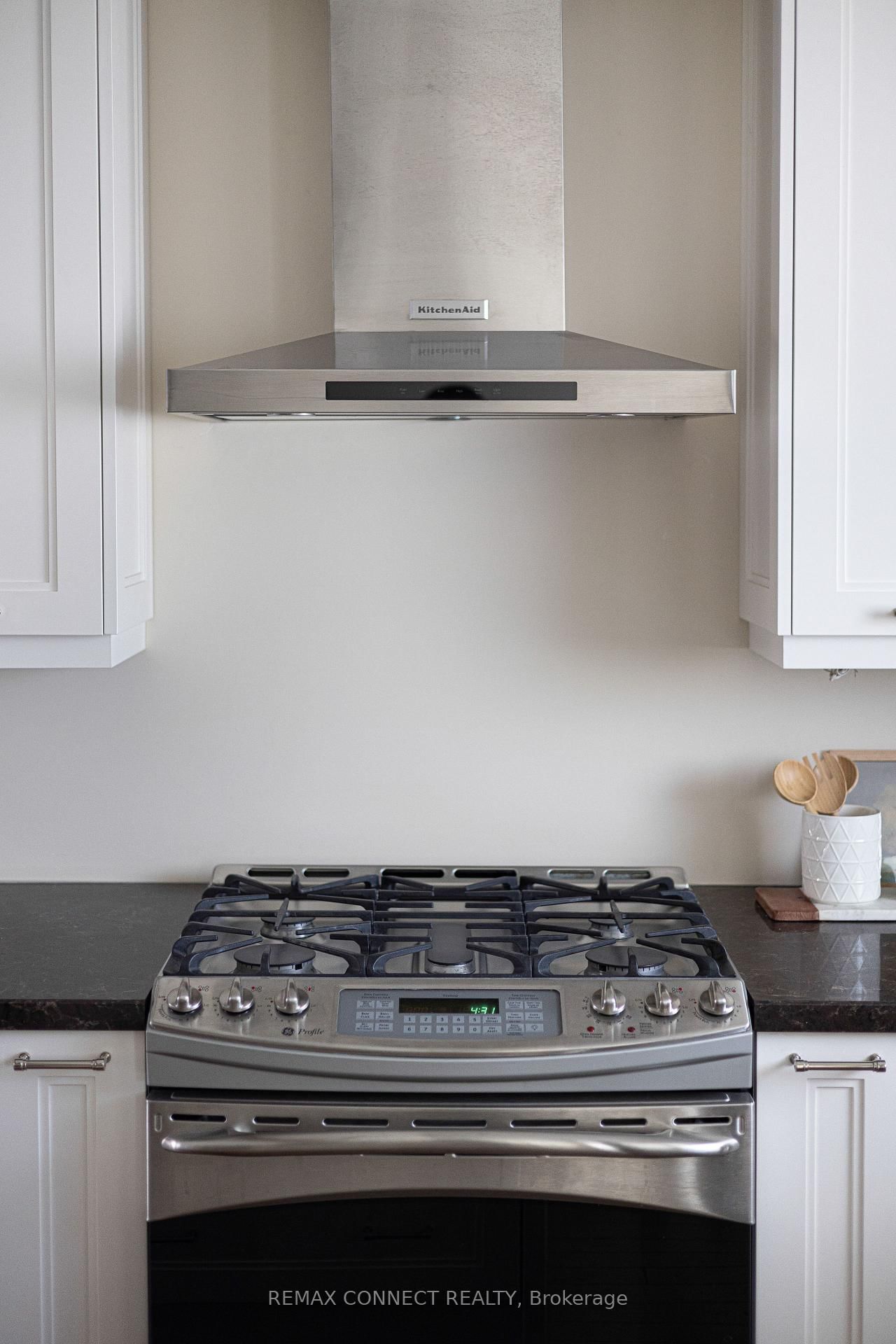 Townhouse sold at 122 Robinson Street, Toronto, Ontario, M6J 1M2 - Trinity-Bellwoods - MLS: C12866606