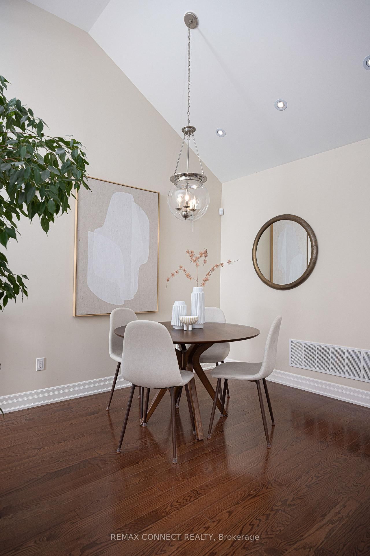 Townhouse sold at 122 Robinson Street, Toronto, Ontario, M6J 1M2 - Trinity-Bellwoods - MLS: C12866606