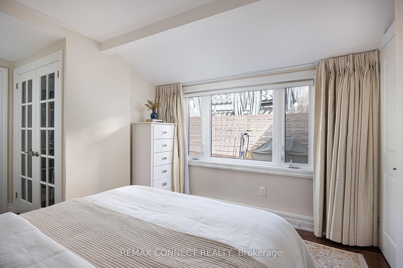 Townhouse sold at 122 Robinson Street, Toronto, Ontario, M6J 1M2 - Trinity-Bellwoods - MLS: C12866606