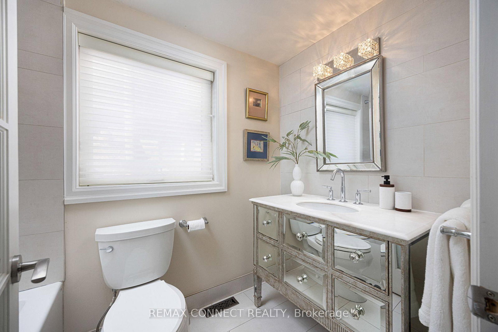 Townhouse sold at 122 Robinson Street, Toronto, Ontario, M6J 1M2 - Trinity-Bellwoods - MLS: C12866606