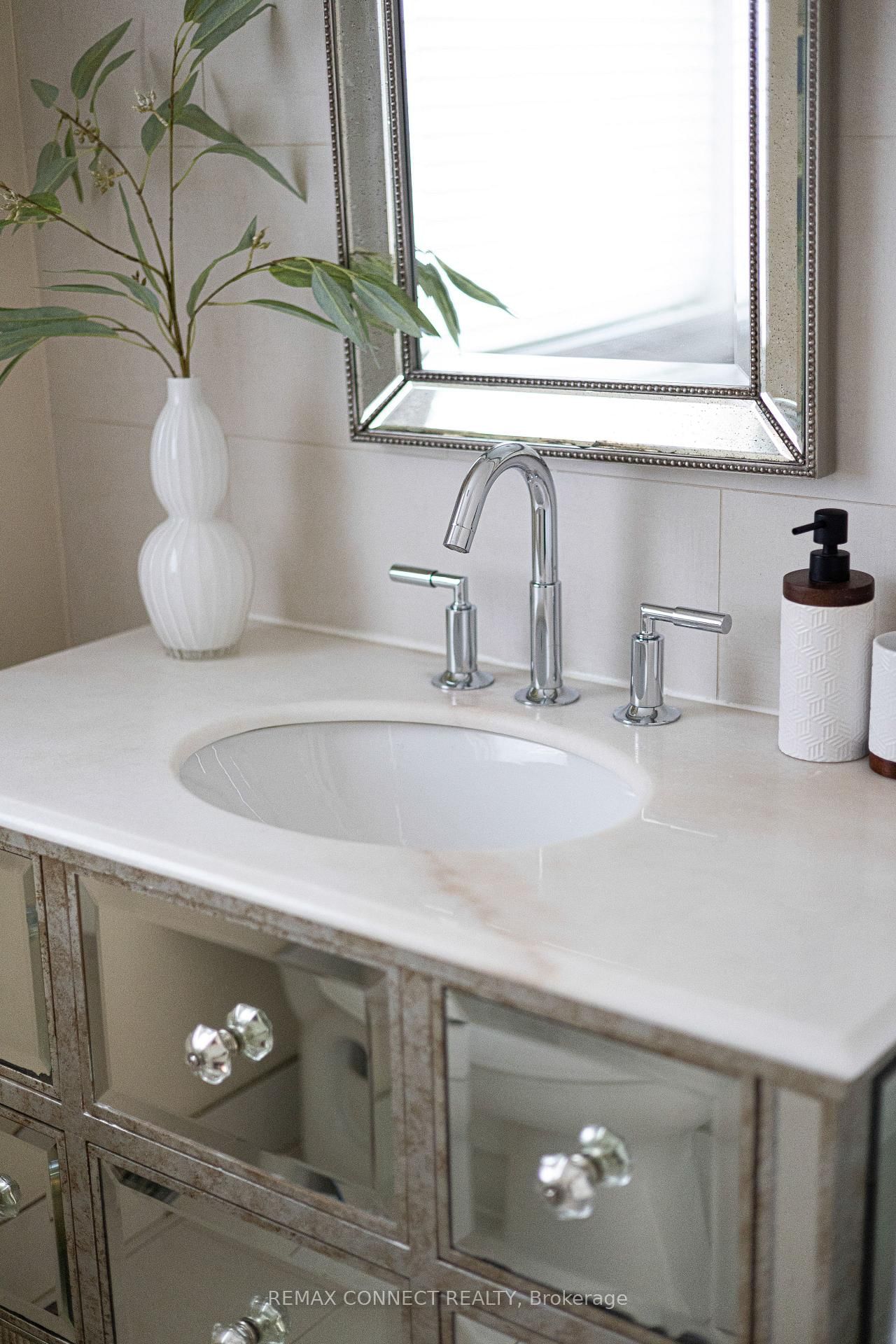 Townhouse sold at 122 Robinson Street, Toronto, Ontario, M6J 1M2 - Trinity-Bellwoods - MLS: C12866606