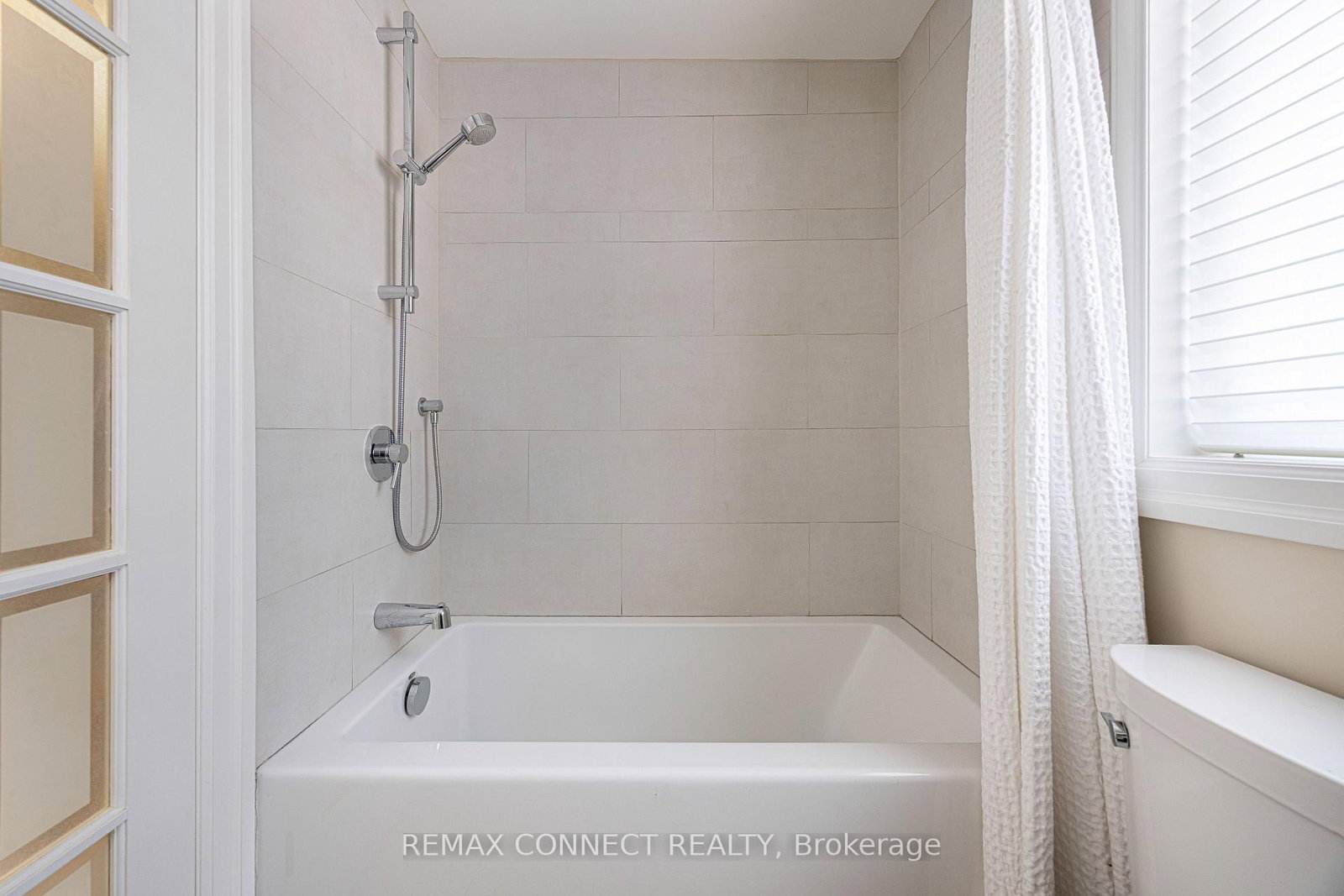 Townhouse sold at 122 Robinson Street, Toronto, Ontario, M6J 1M2 - Trinity-Bellwoods - MLS: C12866606