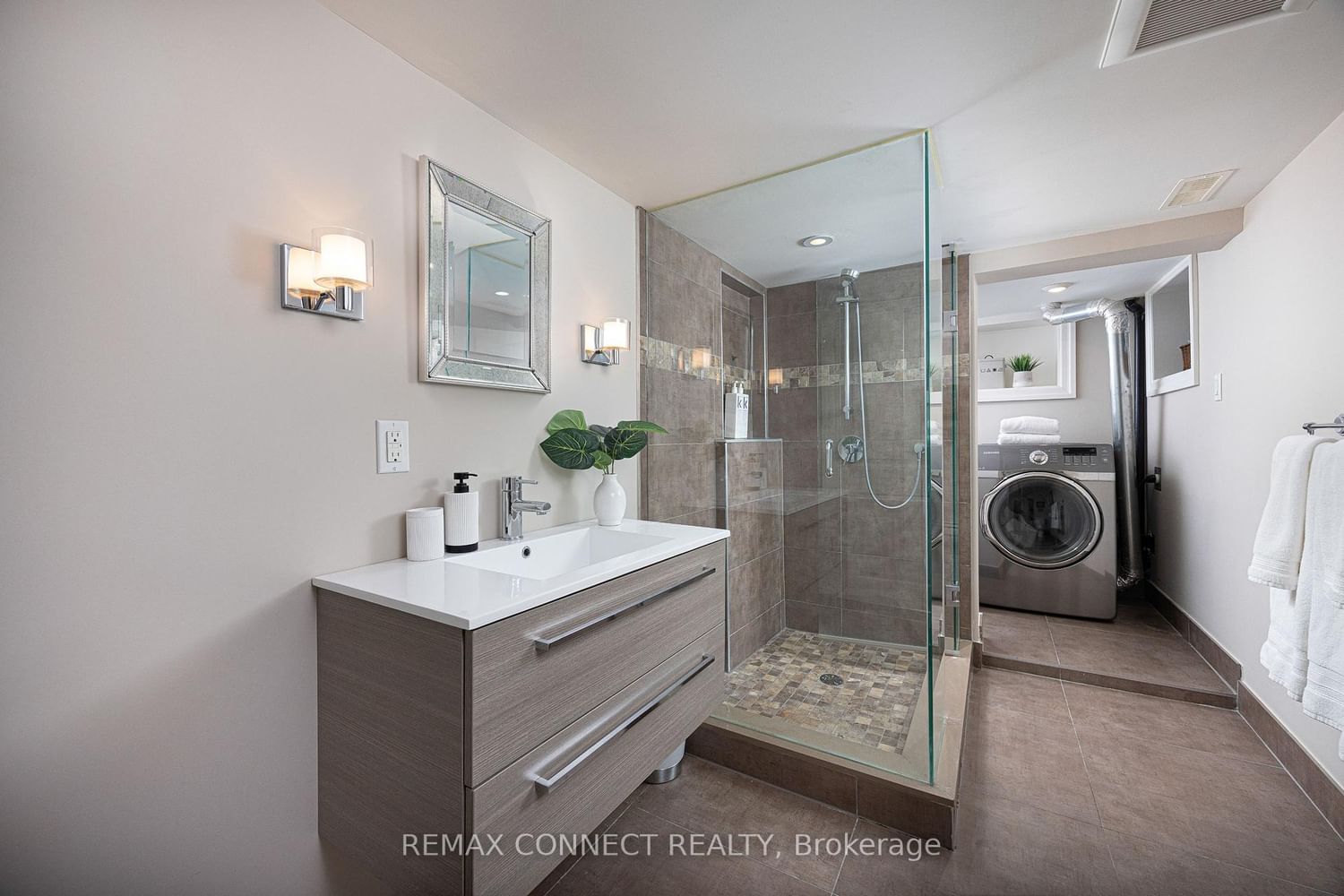 Townhouse sold at 122 Robinson Street, Toronto, Ontario, M6J 1M2 - Trinity-Bellwoods - MLS: C12866606