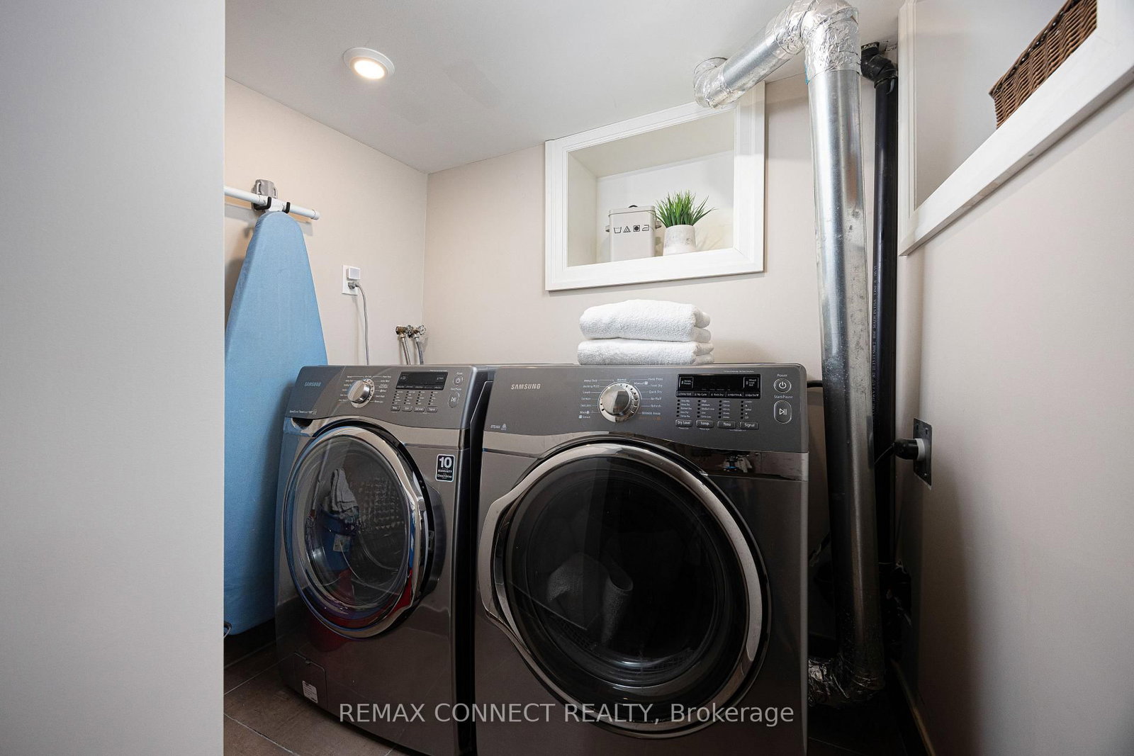 Townhouse sold at 122 Robinson Street, Toronto, Ontario, M6J 1M2 - Trinity-Bellwoods - MLS: C12866606