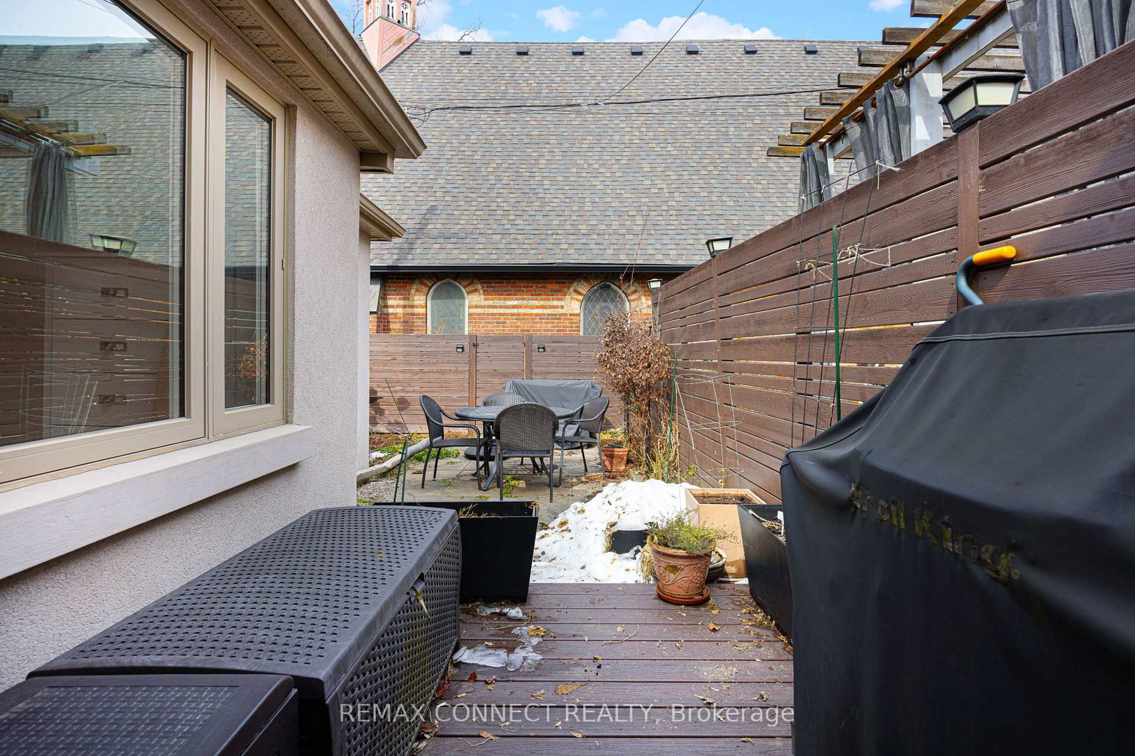 Townhouse sold at 122 Robinson Street, Toronto, Ontario, M6J 1M2 - Trinity-Bellwoods - MLS: C12866606