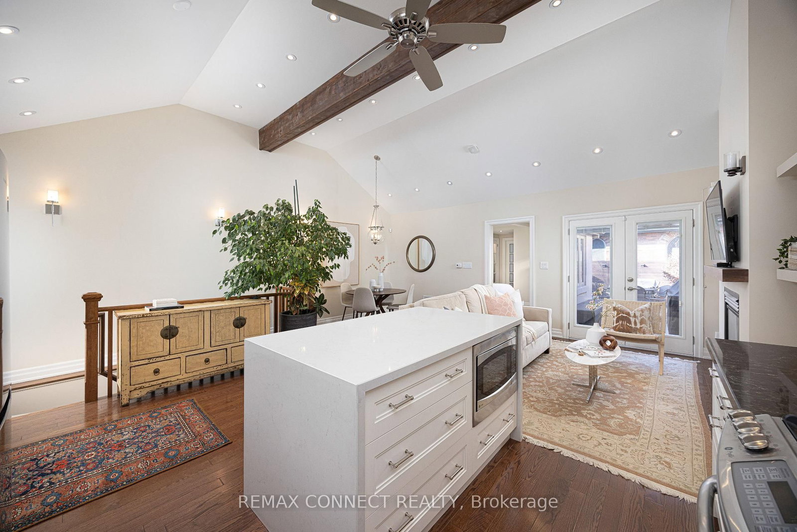 Townhouse sold at 122 Robinson Street, Toronto, Ontario, M6J 1M2 - Trinity-Bellwoods - MLS: C12866606