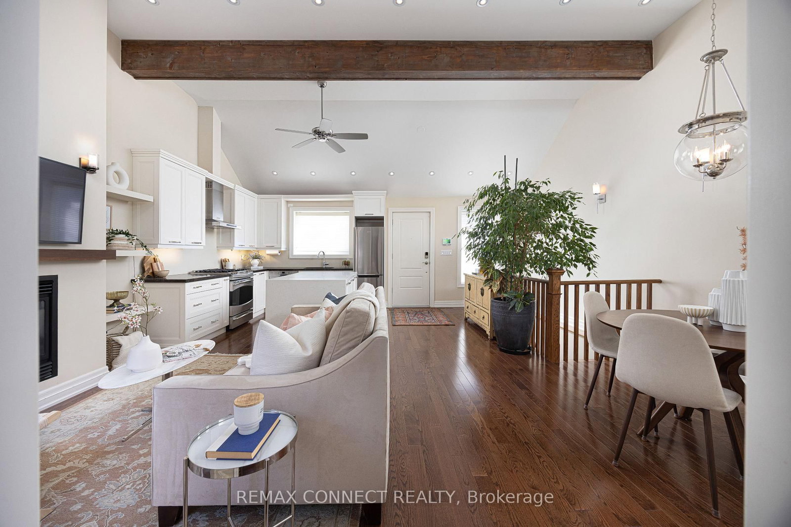 Townhouse sold at 122 Robinson Street, Toronto, Ontario, M6J 1M2 - Trinity-Bellwoods - MLS: C12866606