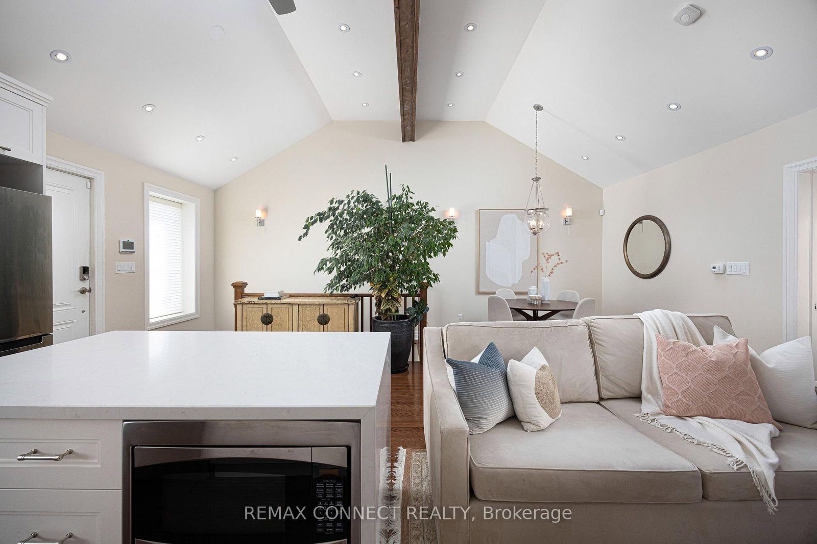 Townhouse sold at 122 Robinson Street, Toronto, Ontario, M6J 1M2 - Trinity-Bellwoods - MLS: C12866606