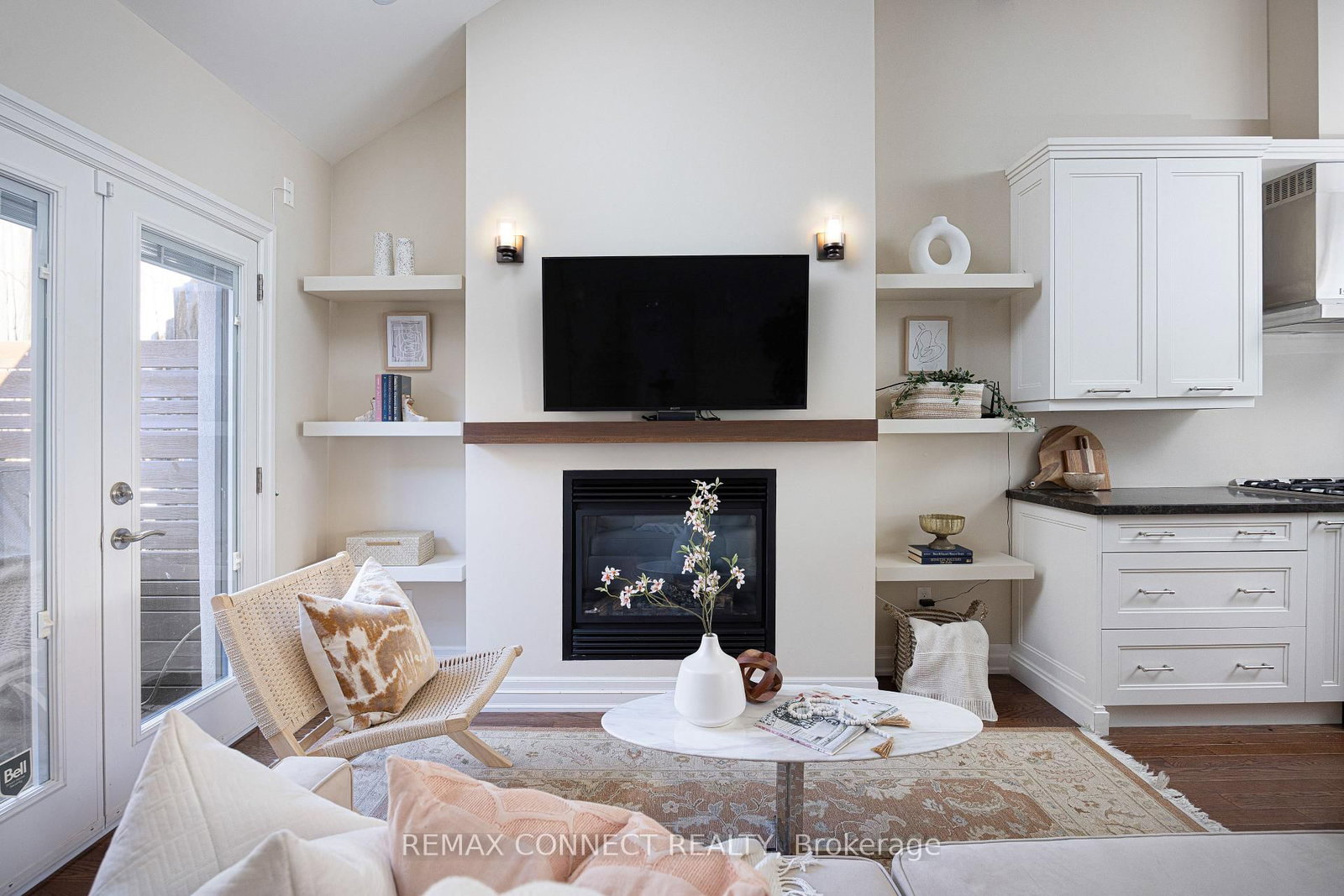 Townhouse sold at 122 Robinson Street, Toronto, Ontario, M6J 1M2 - Trinity-Bellwoods - MLS: C12866606