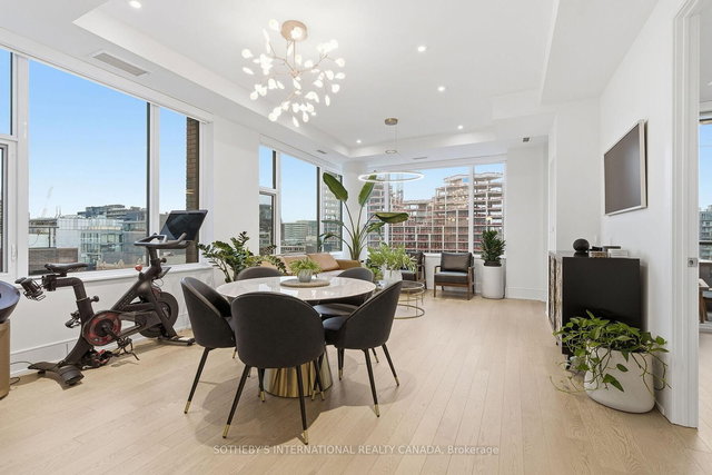 702 - 455 Wellington Street W