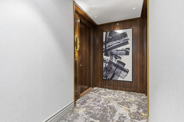 702 - 455 Wellington Street W