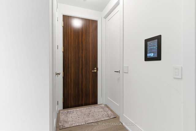 702 - 455 Wellington Street W