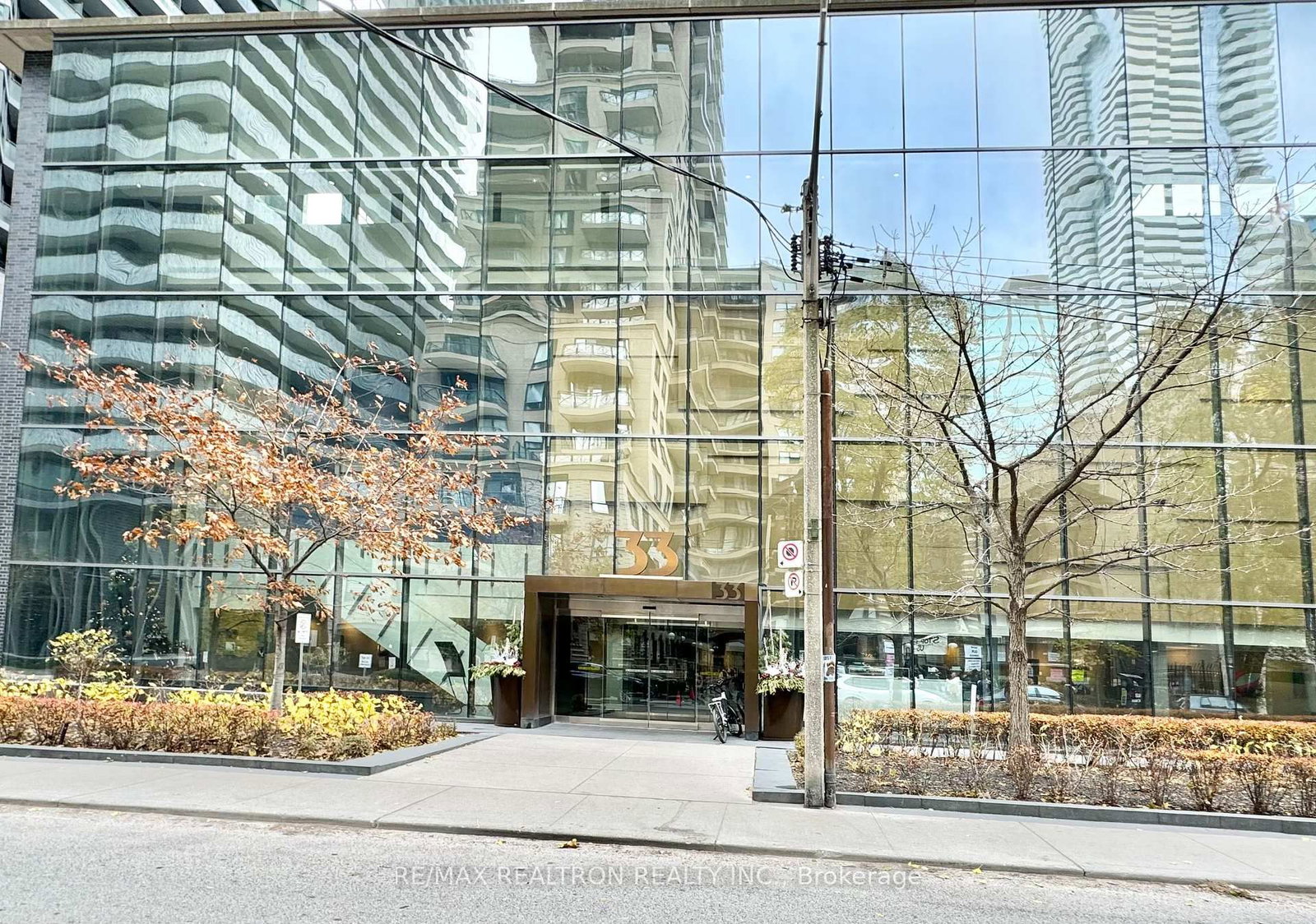 33 Charles Street E, Unit 1404