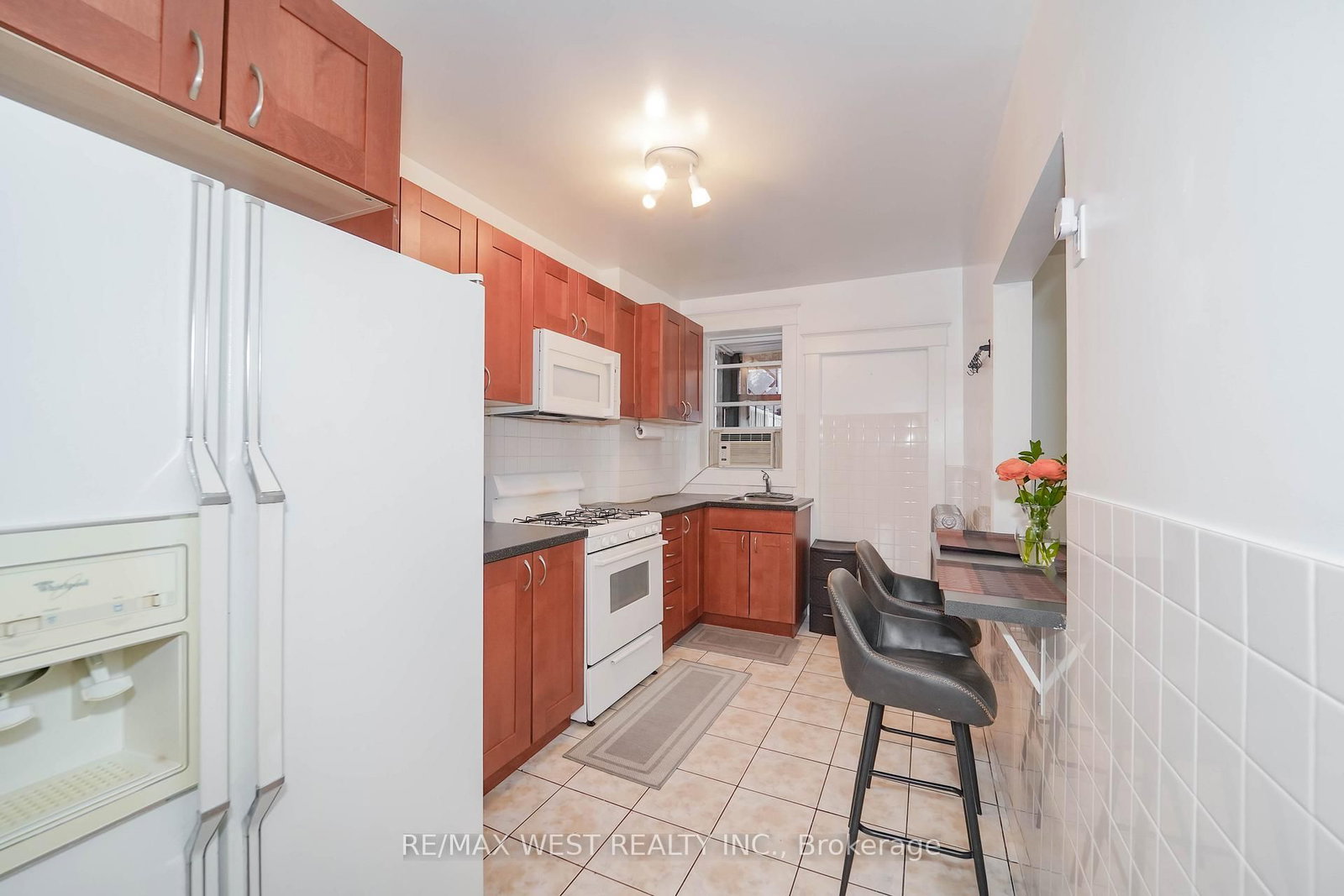 684 College Street - Photo 2