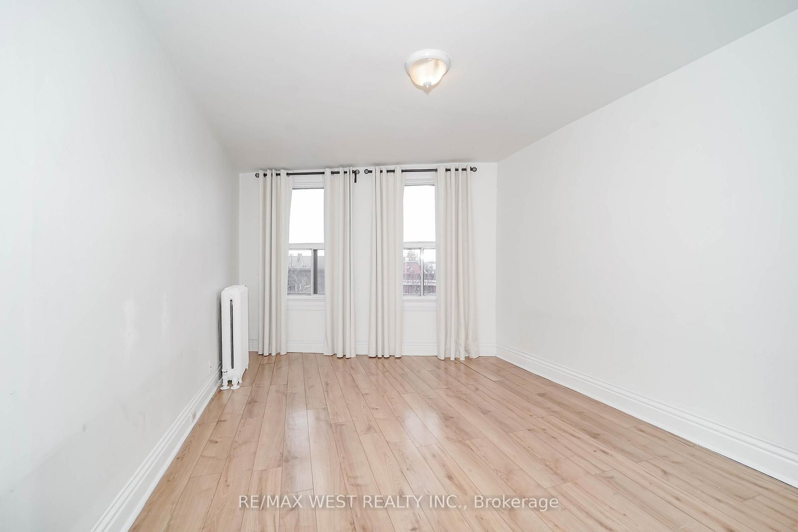 684 College Street - Photo 8