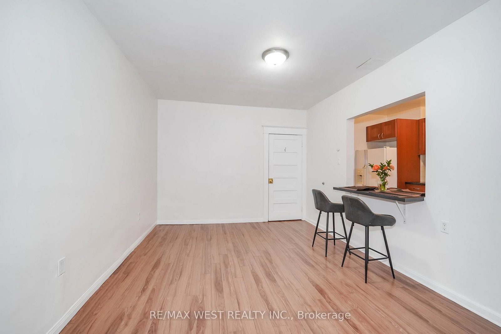 684 College Street - Photo 3