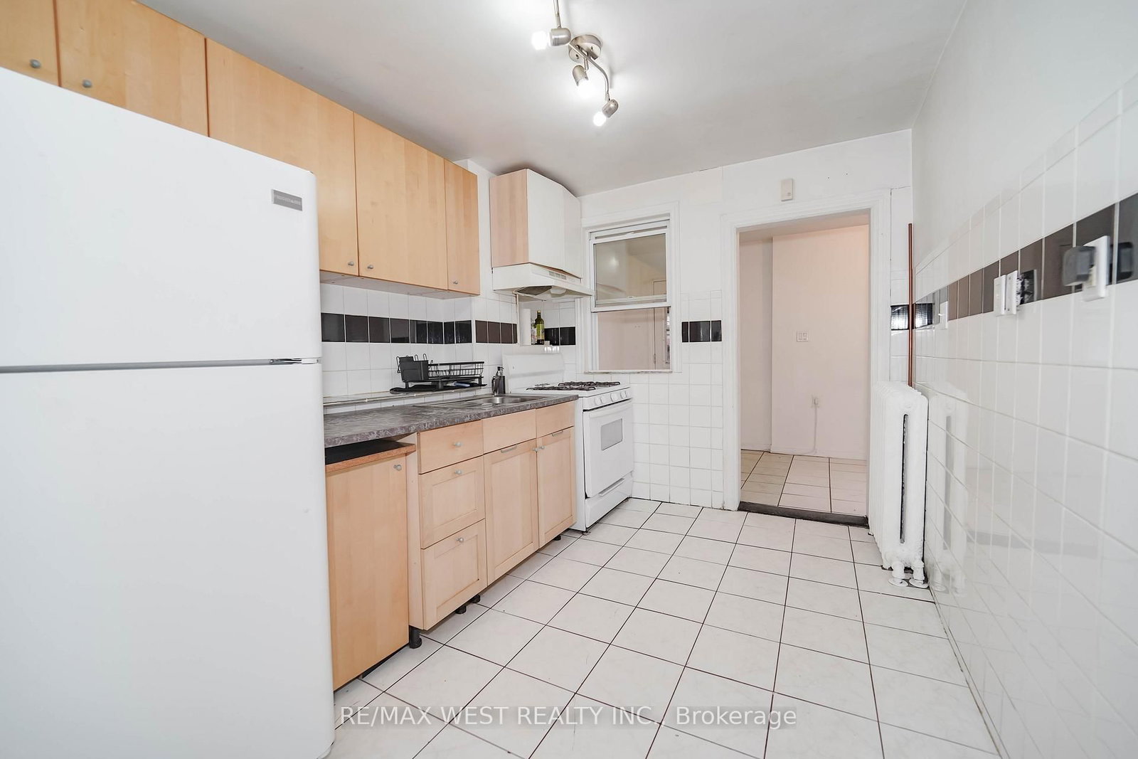 684 College Street - Photo 7