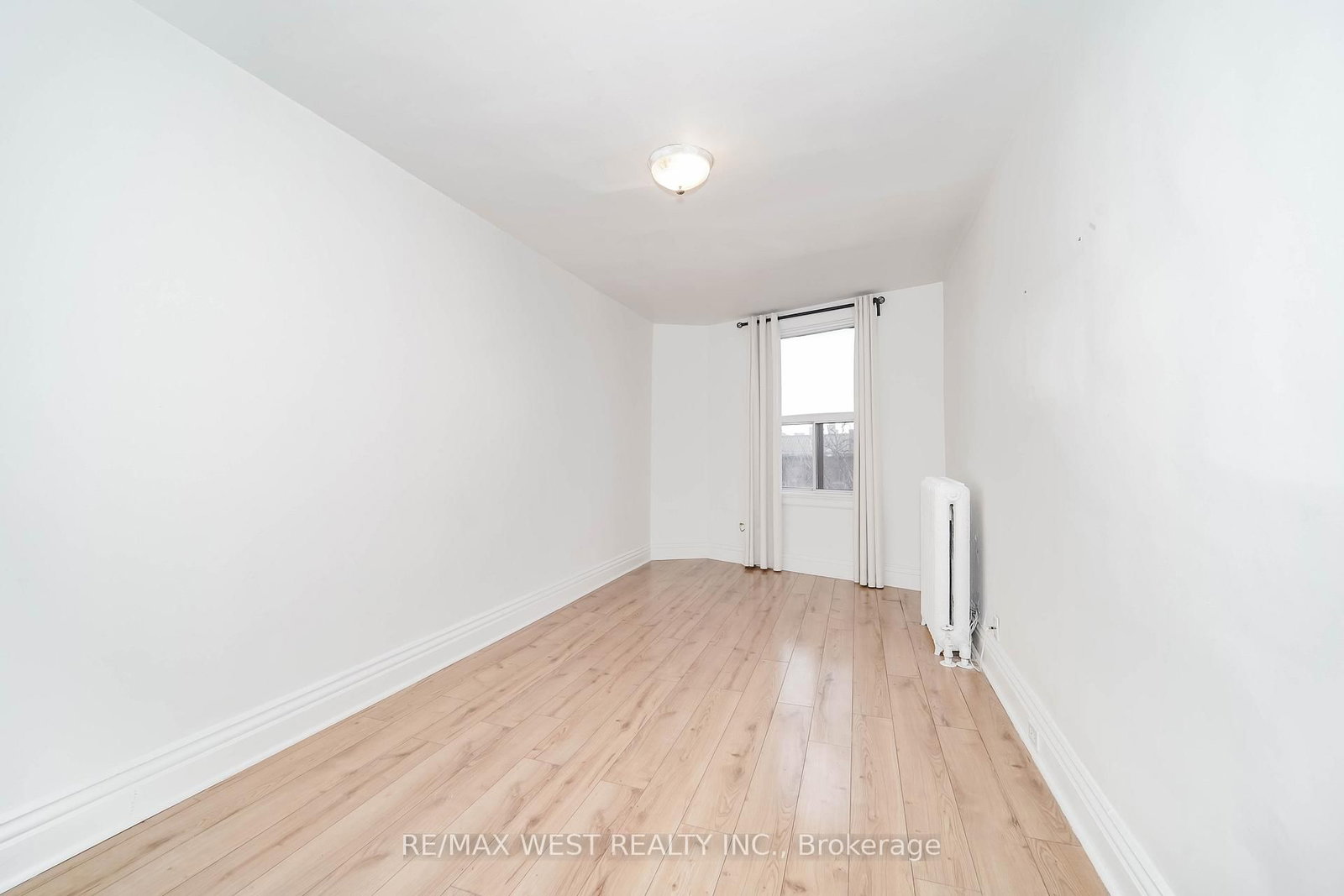 684 College Street - Photo 9