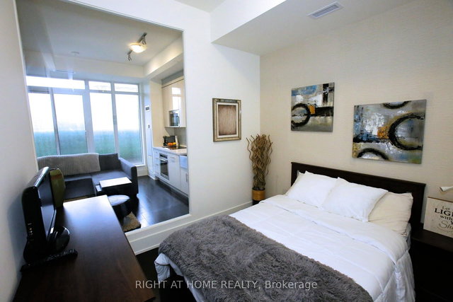 210 - 330 Richmond Street W