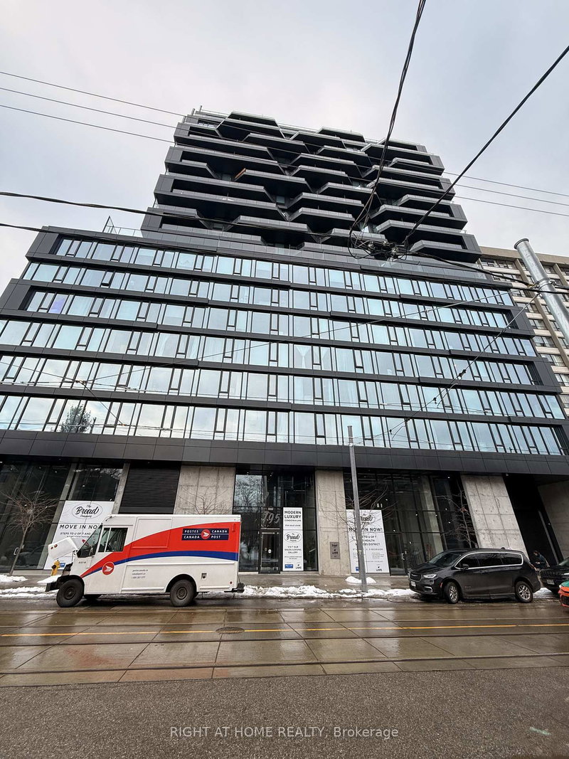 home for lease on 901-195 McCaul Street