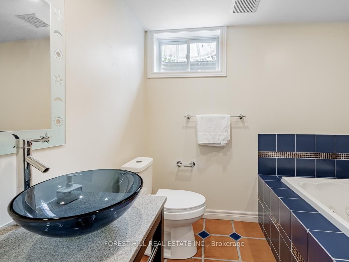 Detached House for sale at 137 Citation Drive, Toronto, Ontario, M2K 1T3 - Bayview Village - MLS: C12886376