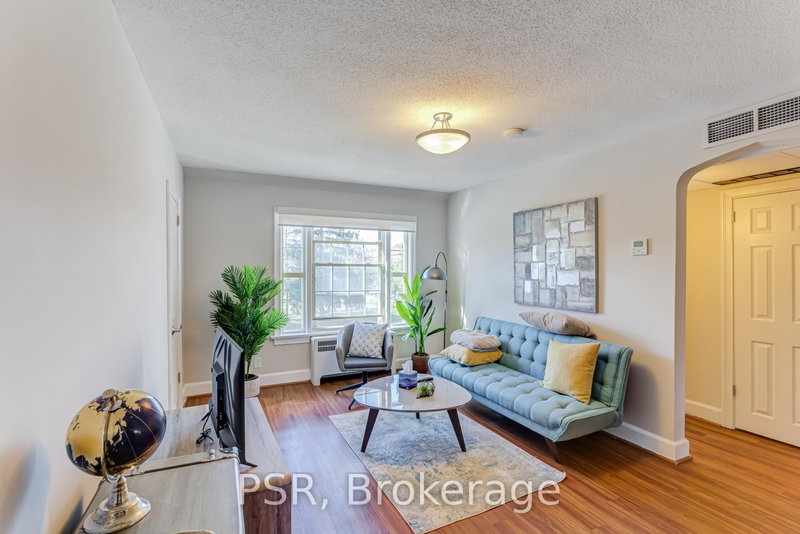 home for lease on L21-1325 Bayview Avenue