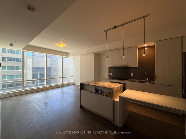 422 - 1 Bloor Street E