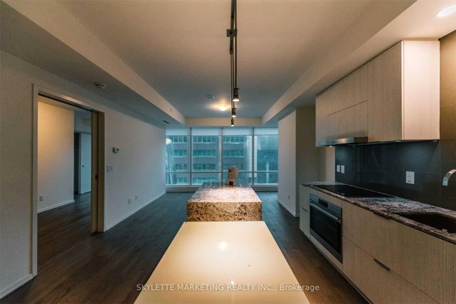 422 - 1 Bloor Street E