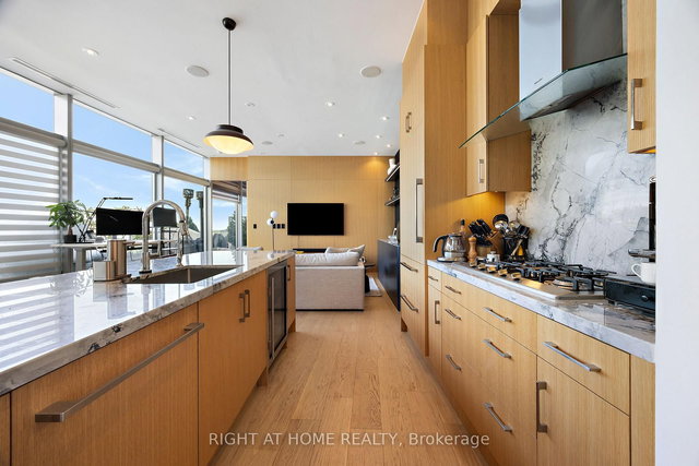 1202 - 39 Queens Quay E